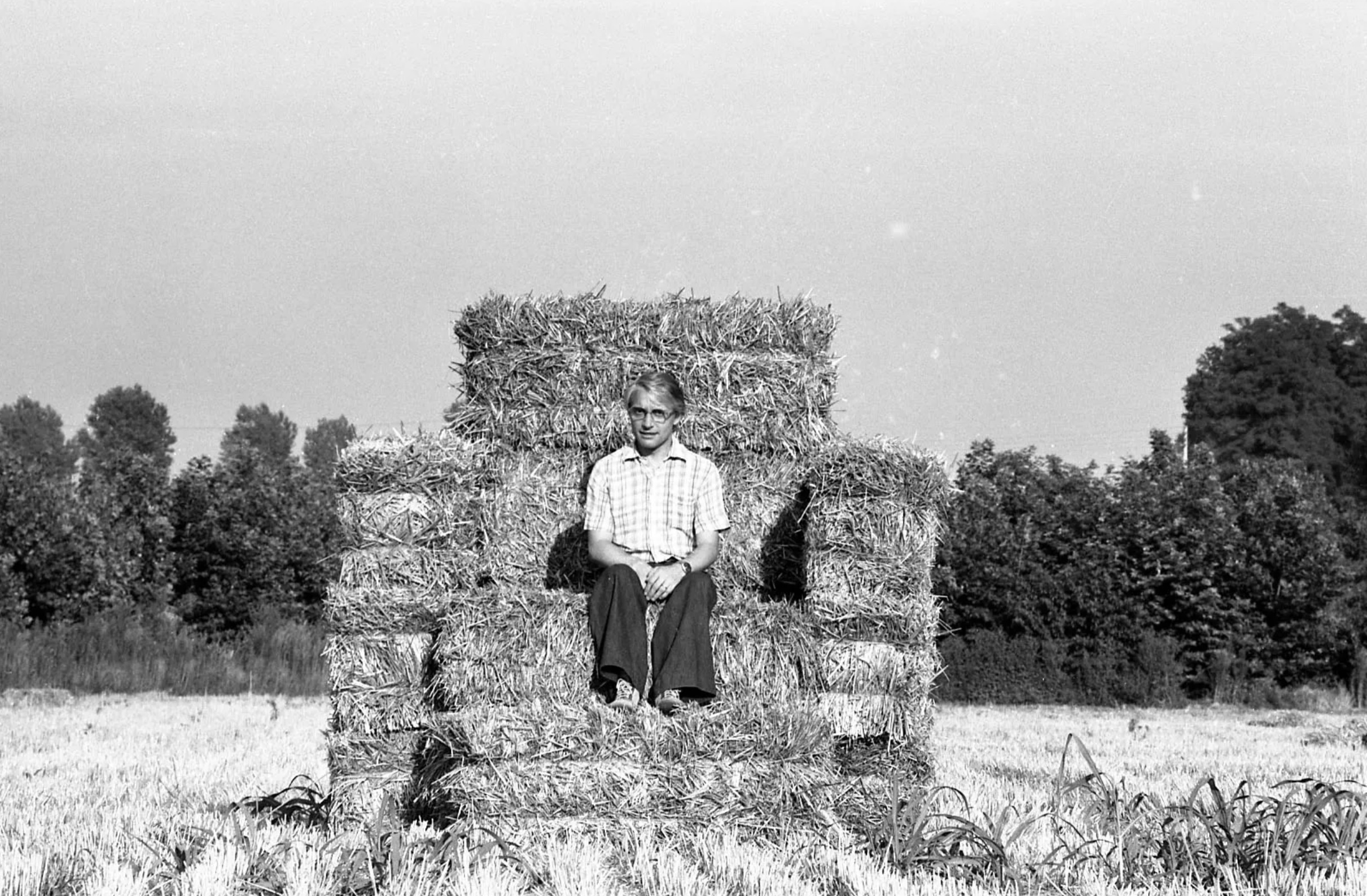 Alessandro Mendini seduto sulla Poltrona di Paglia, 1974 - Ph Enrico D. Bona - Archivio Alessandro Mendini